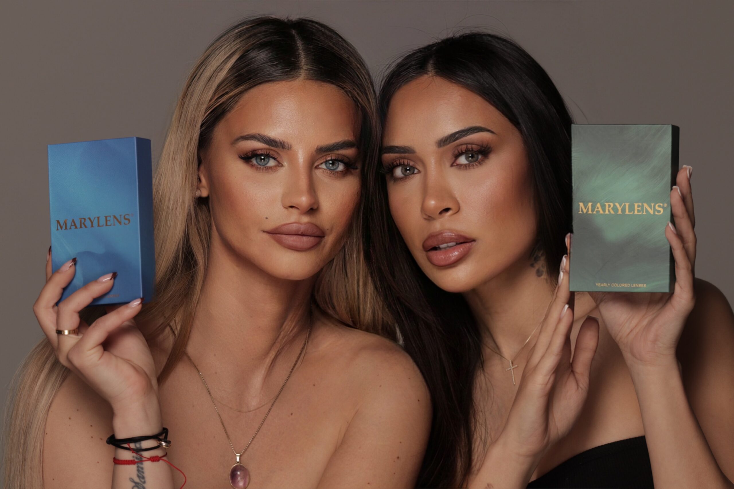 zwei Frauen haben die Kontaktlinsenprodukte in der Hand und halten diese hoch